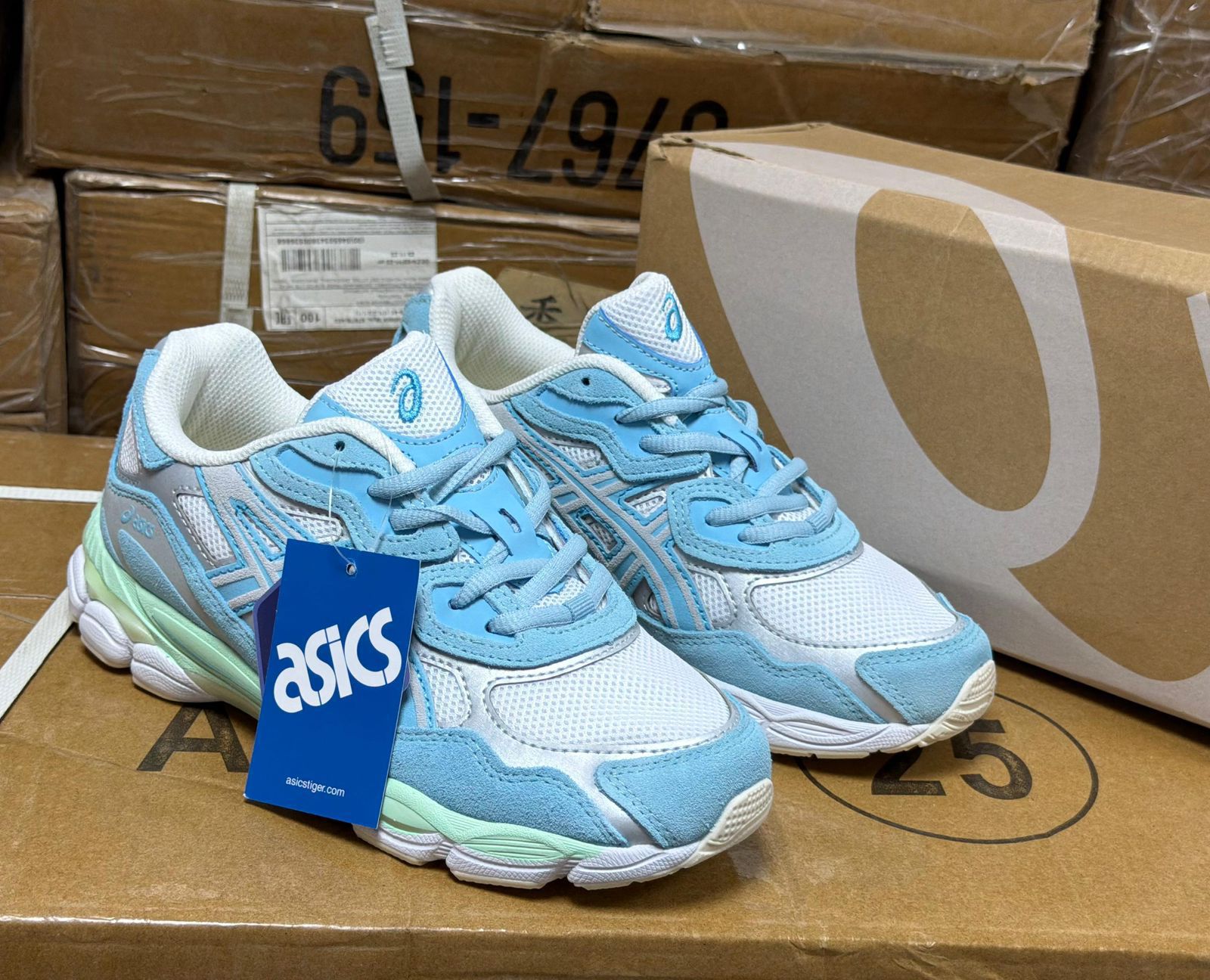 фото женские весенние кроссовки asics 714393 оптом