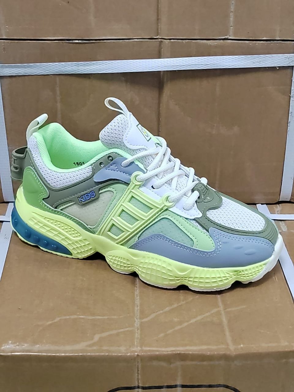 фото весенние женские кроссовки оптом