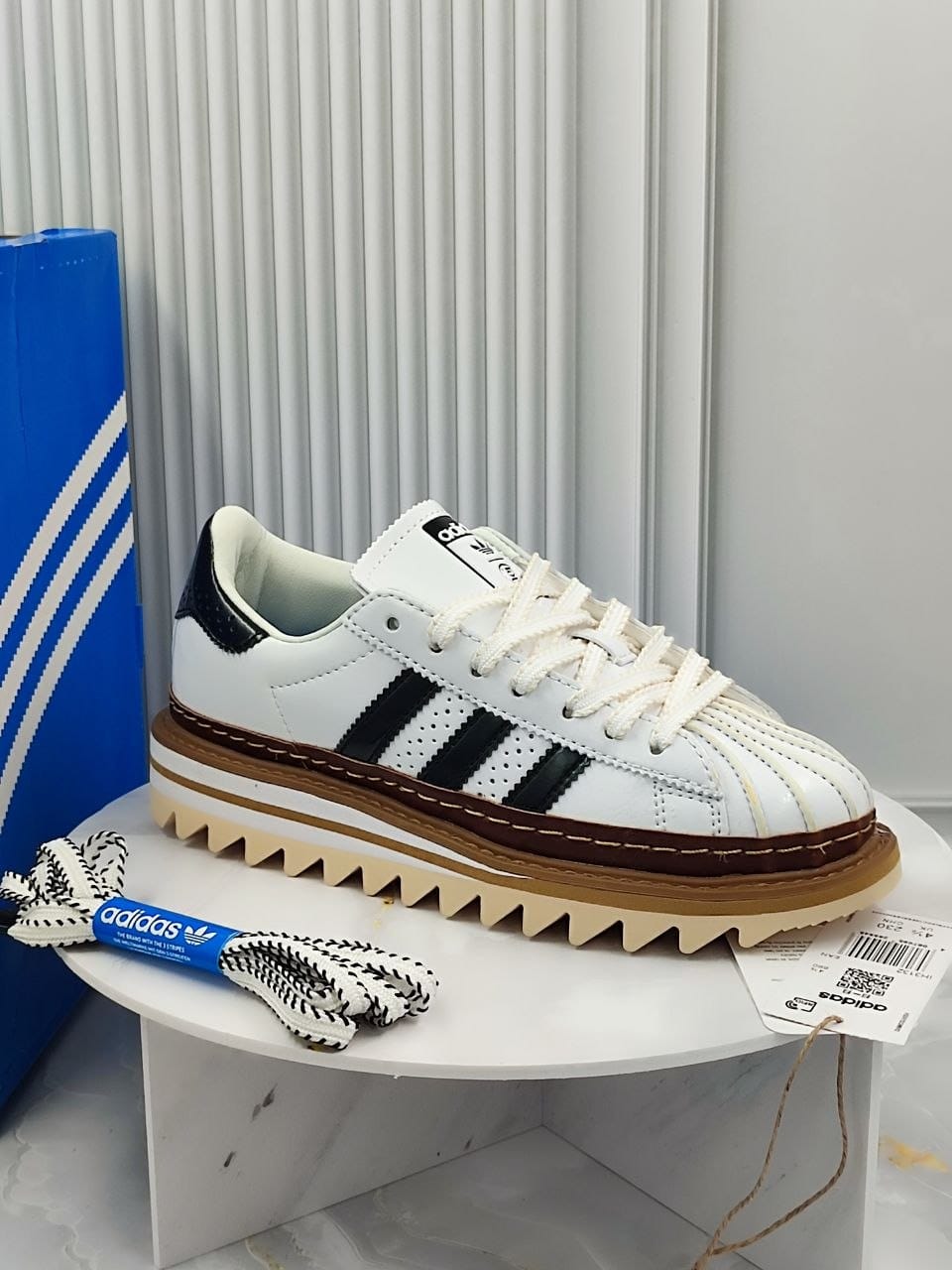 фото женские белые кроссовки с черными полосами 695170 оптом