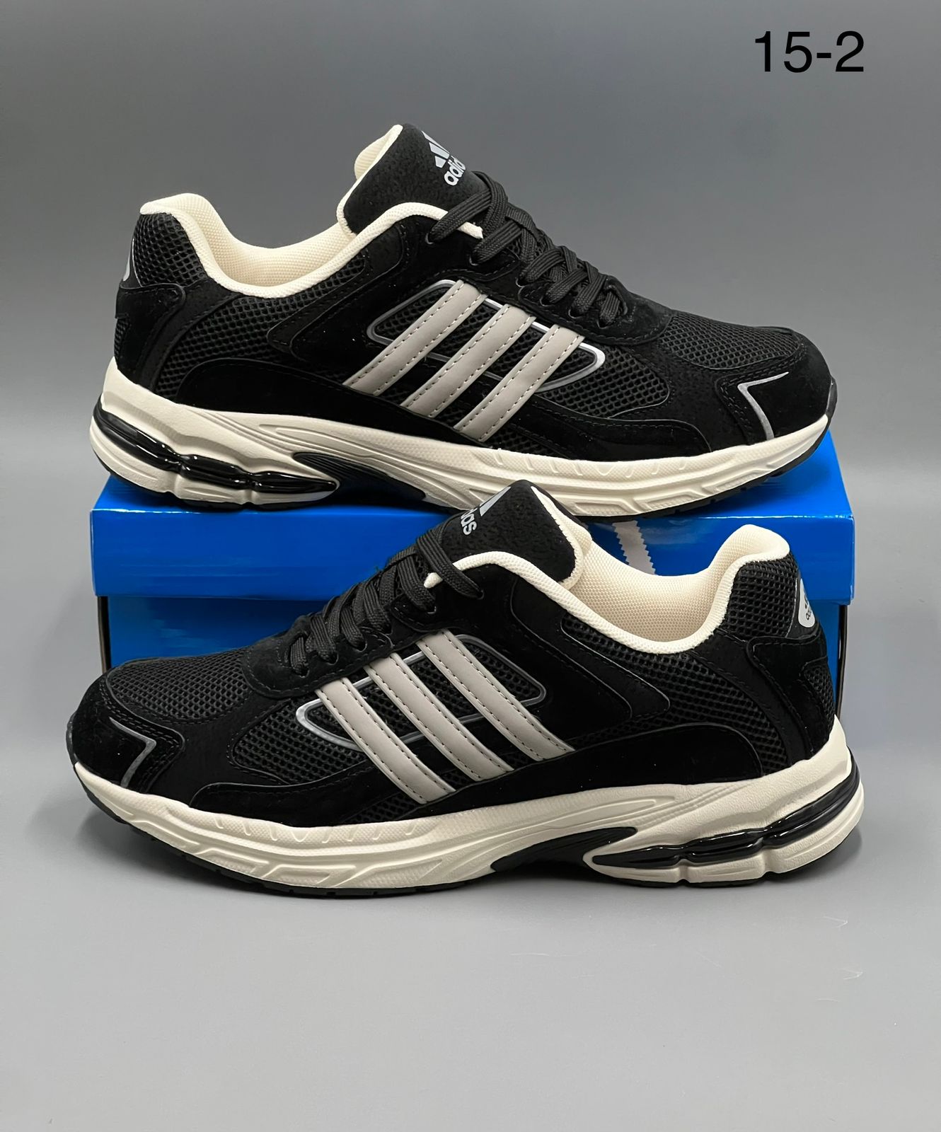 картинка Мужские кроссовки Adidas черные с белыми акцентами 328528 от магазина Одежда+