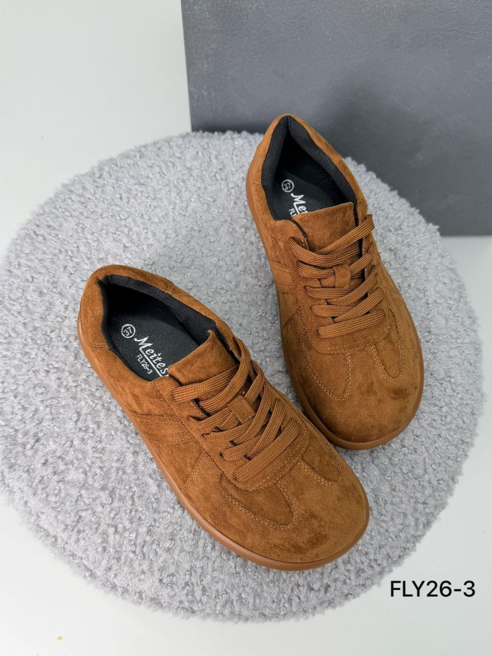 фото весенние женские кроссовки оптом